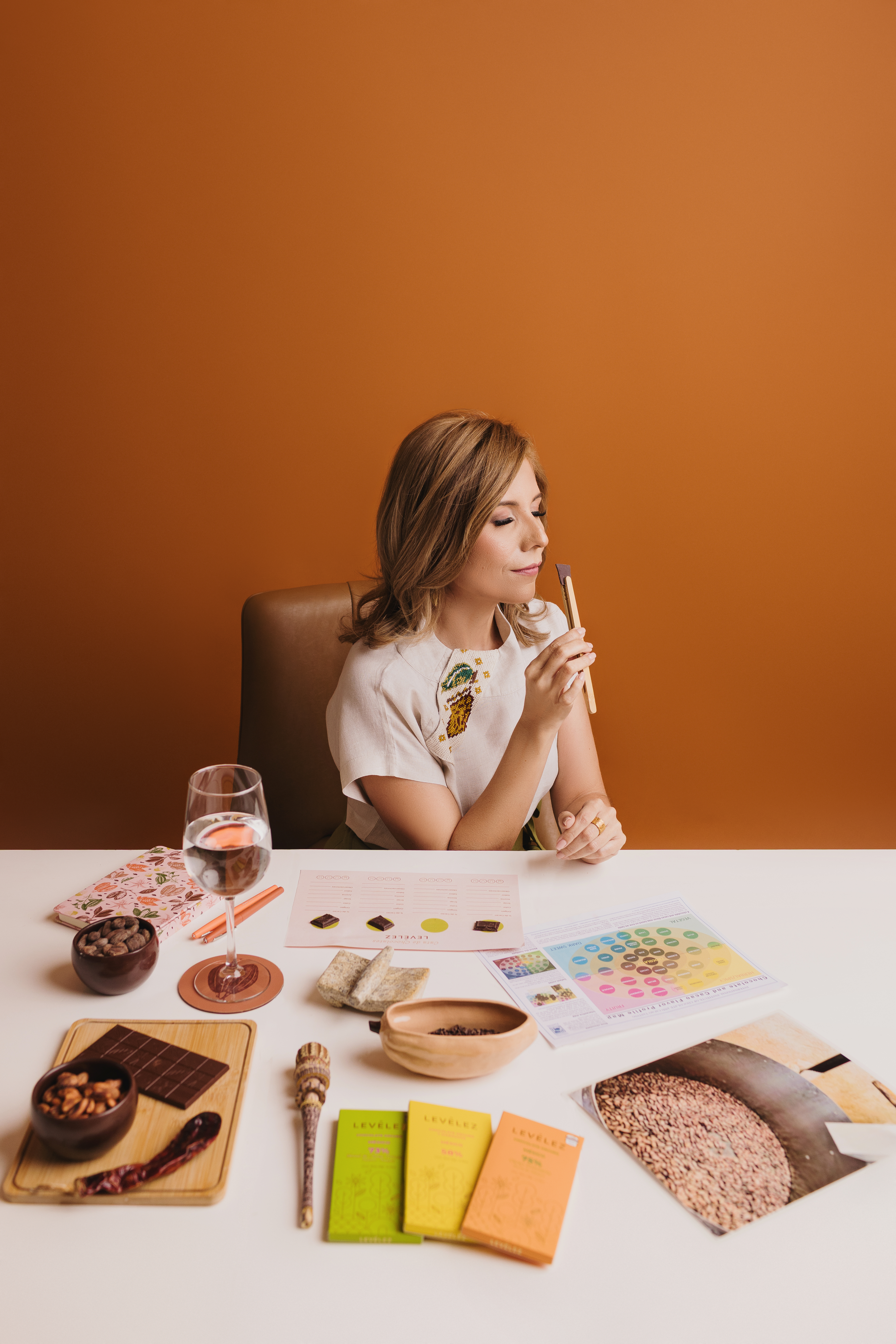 Silvia preparando la mesa de cata